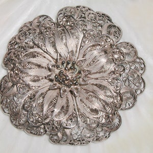 Spilla a forma di fiore in filigrana d&#39;argento 800 filata 3D a strati, grande, da 2-3/4&quot; e spettacolare, vintage, anni &#39;40