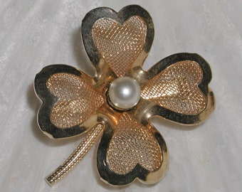 Magnifique vintage des années 1940 Signé CORO Wire Mesh Gold Tone Faux Pearl Center Clover Brooch Pin