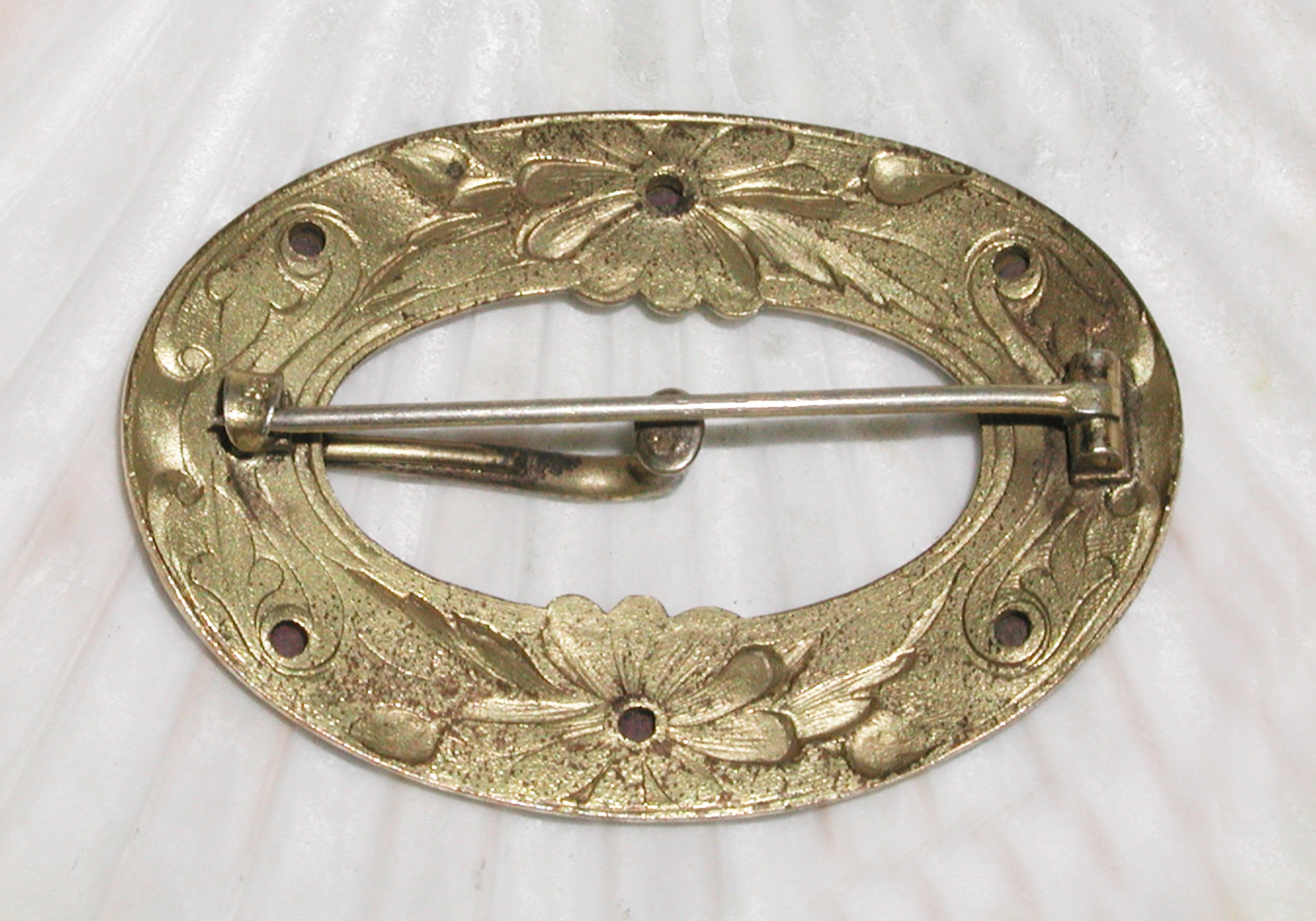 Broche Art Nouveau En Laiton Ajouré - Ornée D'améthystes - Convexe - Bon état
