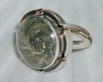 Vintage Signed J COMES Taxco 925 Sterling Silver Mexico Eagle 3 Modernist Connemara Marble Green Stone Ring -Size 5-6
