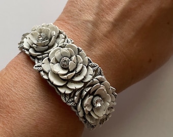 Pulsera vintage de celuloide blanco pintado con diamantes de imitación y abrazadera
