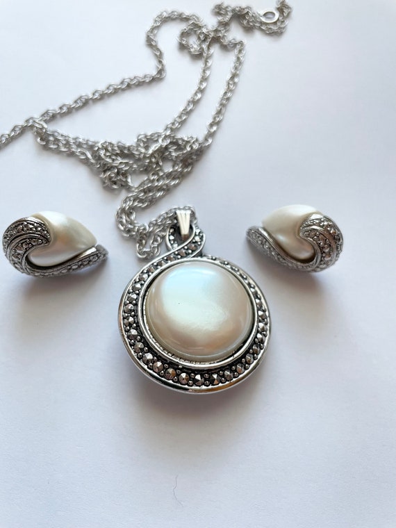 Vintage Avon 1993 Heirloom Riches Necklace and Earrin… - Gem