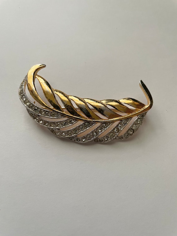 Vintage 1940’s Gold Wash Rhinestone Feather Pin si