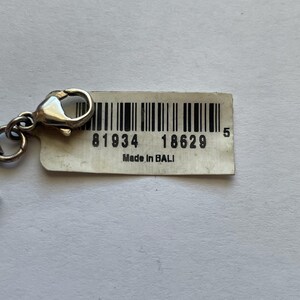 以下が含まれることがあります： ロブスタークラスプが付いたシルバーチェーンと、バーコードと「81934 18629 5 Made in BALI」というテキストが書かれた白いタグ。