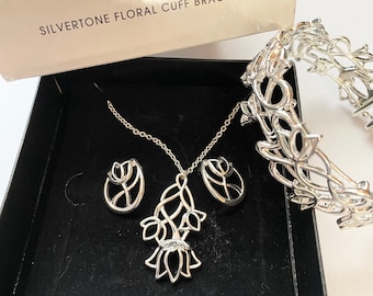 Vintage Avon Silver Floral Bracelet Necklace Earrings Set UNUSED