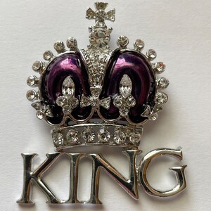 Vintage Strass und Emaille KING Pin Brosche oder Anhänger