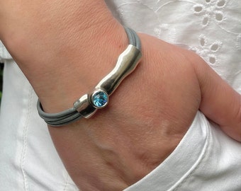Mehrreihiges Lederarmband für Damen, Swarovski Aquamarin-Kristall, silberplattiert