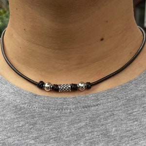 Herren Leder Choker Halsband: Versilberte Perlen im Boho Stil