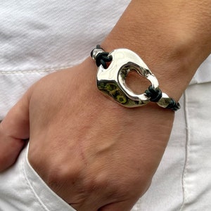 Pulsera de cuero para mujer, conector plateado, estilo bohemio envolvente.