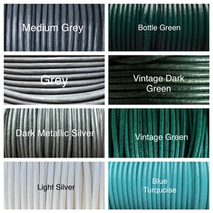 K&ouml;nnte beinhalten: Nahaufnahme von acht Spulen mit Lederkordel in verschiedenen Farben, darunter Mittelgrau, Grau, Dunkelmetallic-Silber, Hell-Silber, Flaschengr&uuml;n, Vintage-Dunkelgr&uuml;n, Vintage-Gr&uuml;n und Blaut&uuml;rkis.
