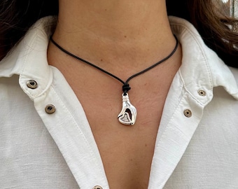 Leder Choker Choker, versilberte Hand mit Herz, Boho Freundschaftsknoten