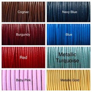 K&ouml;nnte beinhalten: Eine Sammlung von Lederb&auml;ndern in verschiedenen Farben, darunter Cognac, Marineblau, Burgunder, Blau, Rot, Metallic-T&uuml;rkis, Babyrosa und Metallic-Gold.