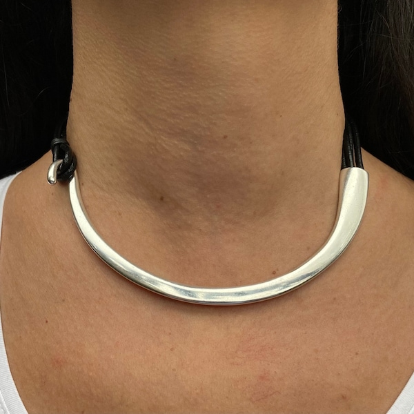 Damhalsband, läder och försilvrat spänne