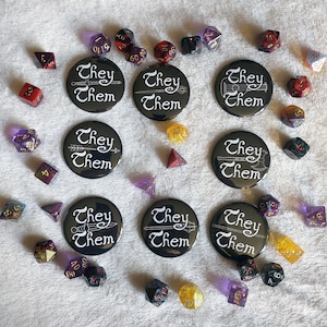Ellos les pronombre TTRPG 2 1/4 pulgadas Pin