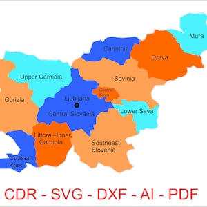 Könnte beinhalten: Eine Karte Sloweniens, die die verschiedenen Regionen des Landes zeigt. Die Regionen sind in Orange, Blau und Hellblau farbcodiert. Die Karte enthält die Namen der einzelnen Regionen, wie z. B. Kärnten, Drau, Oberkrain, Savinja, Untere Save, Zentralslowenien, Littoral-Innerkrain, Südost-Slowenien, Küsten-Karst und Mura.