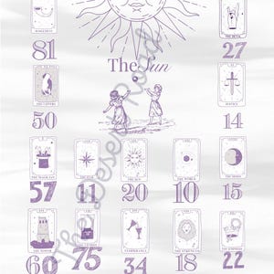 Puede incluir: Un estampado sobre tela blanca con dibujos de líneas moradas de cartas del tarot, números y una ilustración central del sol. El diseño incluye varios símbolos del tarot como El Mago, La Torre y La Muerte, junto a valores numéricos y el texto The Sun.