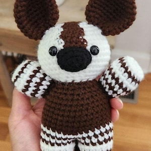 赤ちゃんオカピのあみぐるみ。初心者向けの簡単なかぎ針編みパターン。かわいい動物のおもちゃを自分で作ろう。デジタルパターンで完全図解