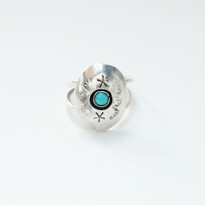 Vintage sterling silver Turquoise Ring with hand carved ring size 4.5