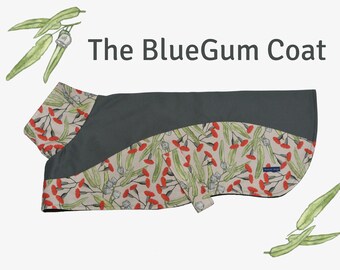 Abrigo BlueGum para galgo - Estampado de hojas de eucalipto y flores rojas, forrado con forro polar gris - Talla M - Diseño BlueGum