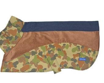 Abrigo mediano con diseño BlueGum: estampado de camuflaje combinado con mezclilla azul o pana marrón con forro polar.