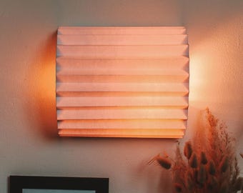 Applique da parete – Lampada in carta plissettata fatta a mano