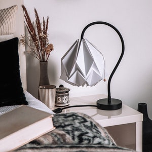 Lampada da tavolo KIKYO con cavo flessibile e paralume in carta