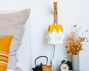 Lampada da parete origami - staffa in legno con piccola lampada a sospensione in carta