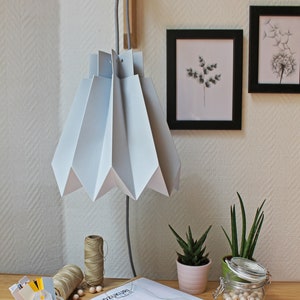 Paralume origami fai da te in carta grigio chiaro