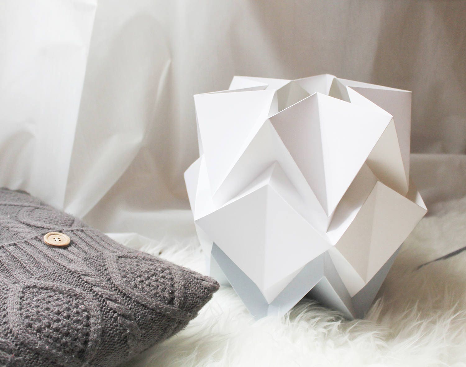 Lampe de Table Gris Clair Taille M | Éclairage Origami Contemporain Fait Main Design Scandinave Idéa