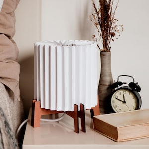 Lampada da tavolo origami fatta a mano – Moderna luce d'accento in carta e legno per interni accoglienti