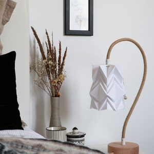 Lampada da tavolo KIKYO con cavo flessibile e piccolo paralume in carta