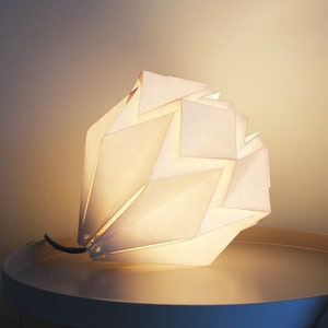 Lámpara de mesa origami hecha a mano en papel