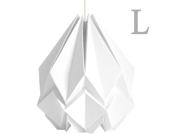Puede incluir: Lámpara colgante de estilo origami blanca con un diseño geométrico. La lámpara está etiquetada con la letra "L".