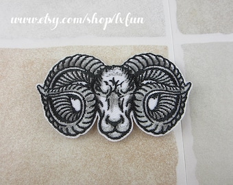 Parche bordado de carnero para planchar o coser