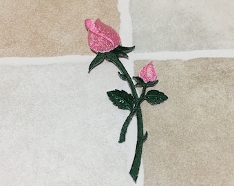 Aplique bordado de rosa para costurar ou passar a ferro.