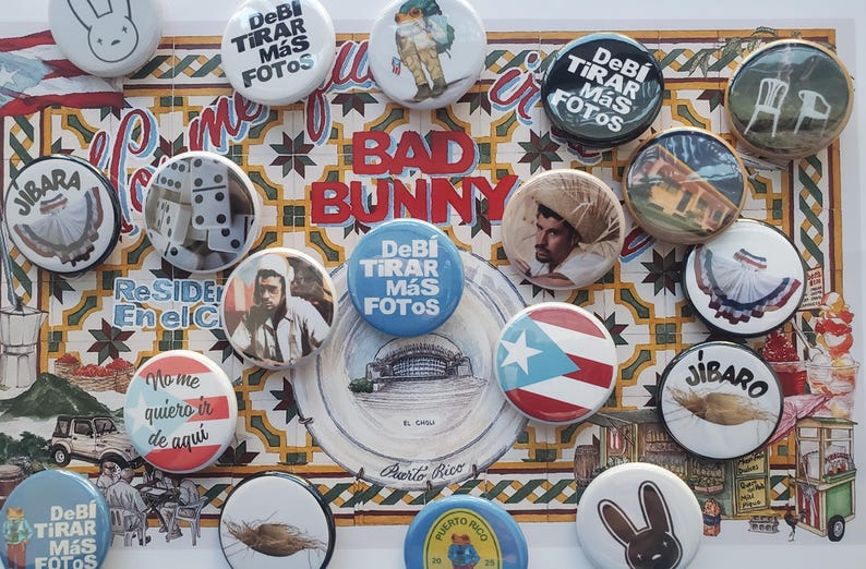 K&ouml;nnte beinhalten: Eine Sammlung bunter runder Buttons mit verschiedenen Designs und Texten, darunter die Worte "BAD BUNNY" und "Puerto Rico". Die Buttons zeigen Bilder, Flaggen und spanische S&auml;tze. Der Hintergrund ist ein dekoratives Fliesenmuster.