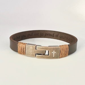 Unisex Kreuz Lederarmband für Männer Personalisiertes Geschenk für Ehemann Jahrestag Papa gravierter religiöser Schmuck für ihn Männer kundenspezifische Armbänder