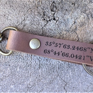 KOSTENLOSER VERSAND-Breite, Längengrad, personalisierter Schlüsselanhänger, GPS-Koordinaten Schlüsselanhänger, individuell gravierter Leder Schlüsselanhänger, Lederschlüsselhalter