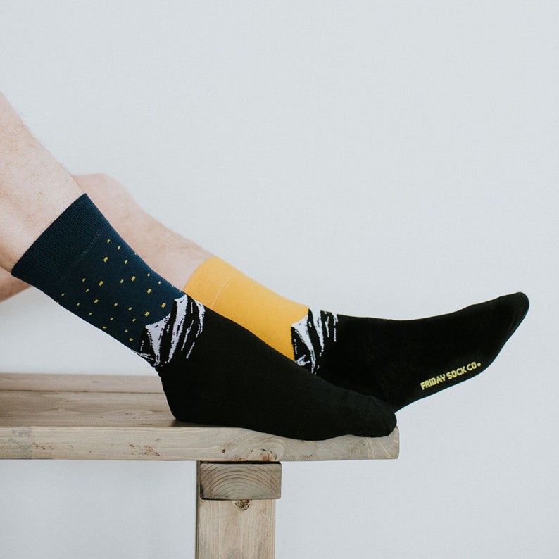 Chaussettes Mountains and Sunset | Cadeaux pour les amoureux de la montagne | Chaussettes dépareillées Friday Sock Co. | Coton peigné biologique | Respectueux de l'environnement image 1