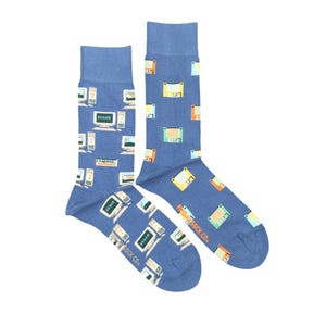 Könnte beinhalten: Ein Paar blaue Socken mit Computermotiv. Eine Socke zeigt Computermonitore mit dem Wort "ERROR" auf dem Bildschirm und dem Wort "LOADING" darunter. Die andere Socke hat Disketten-Grafiken. Die Socken sind von Friday Sock Co.