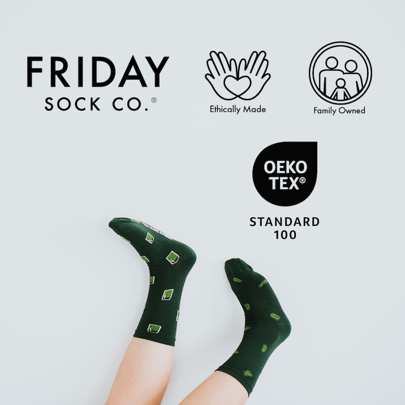 Peut inclure: Une paire de chaussettes vertes avec un motif de carr&eacute;s verts. Les chaussettes sont sur les pieds d'une personne. L'image comprend &eacute;galement le texte "FRIDAY SOCK CO.", "Ethically Made", "Family Owned", et "OEKO-TEX&reg; STANDARD 100".