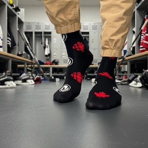 Calcetines para hombre con el logo de CBC Hockey Night in Canada / Regalo para aficionados al hockey canadiense (con diferentes pares) / Calcetines novedosos con licencia para el día del partido
