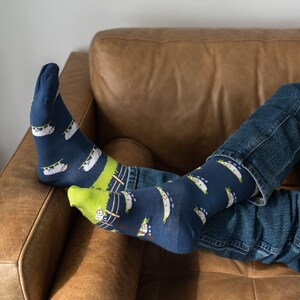 Calcetines de mujer / Ovejas saltarinas / Calcetines desiguales de Friday Sock Co / Hora de dormir / Ovejas que cuentan / Calcetines bonitos
