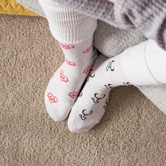 Chaussettes pour femmes soins de sante Friday Sock Co Chaussettes depareillees Chaussettes dallaitement Docteur Socks Chaussettes Heartbeat Infirmiere Merci Cadeau infirmiere Etsy France