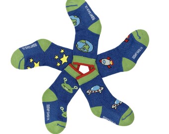 Puede incluir: Cinco pares de calcetines azules y verdes con diseños de temática espacial. Los calcetines presentan un cohete, una nave espacial, un planeta, estrellas y un extraterrestre. Los calcetines están hechos por "Friday Sock Co."