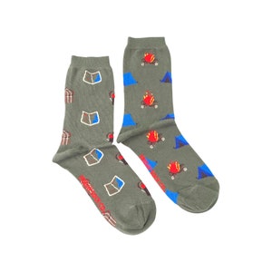 Chaussettes pour femmes | Camping | Chaussettes dépareillées Friday Sock Co | Tente et cheminée | Amateurs de randonnée | Amoureux de la nature | Cadeaux pour elle | Carte | Chaussettes amusantes |