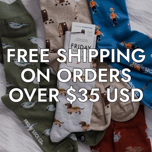 Peut inclure: Assortiment de chaussettes color&eacute;es avec diff&eacute;rents motifs, notamment des hot-dogs, des tasses &agrave; caf&eacute;, des oiseaux et des zombies. Le texte "FREE SHIPPING ON ORDERS OVER $35 USD" est affich&eacute; sur l'image.