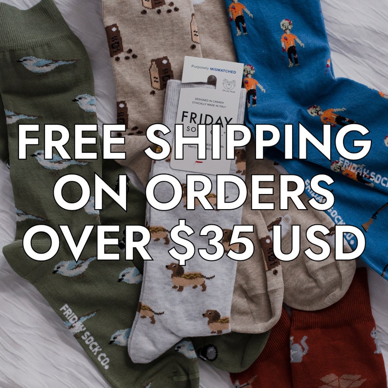 Peut inclure: Assortiment de chaussettes color&eacute;es avec diff&eacute;rents motifs, notamment des hot-dogs, des tasses &agrave; caf&eacute;, des oiseaux et des zombies. Le texte "FREE SHIPPING ON ORDERS OVER $35 USD" est affich&eacute; sur l'image.