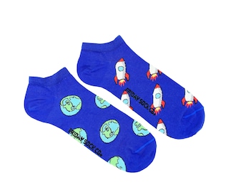 Chaussettes de cheville pour hommes | Fusée et Terre | Friday Sock Co. Chaussettes dépareillées | Space Socks | Planet Socks | Chaussettes de vaisseau spatial | Chaussettes Galaxy | Espace