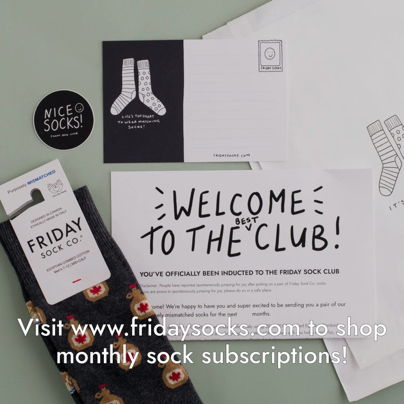 Peut inclure: Une paire de chaussettes grises avec un motif de feuille d'&eacute;rable. Les chaussettes font partie d'un service d'abonnement en bo&icirc;te appel&eacute; "Friday Sock Co.". Le texte "Bienvenue au club !" est &eacute;crit en noir sur fond blanc. Le texte "Vous avez officiellement &eacute;t&eacute; intronis&eacute; au Friday Sock Club" est &eacute;crit en noir sur fond blanc. Le texte "Visitez www.fridaysocks.com pour acheter des abonnements mensuels de chaussettes !" est &eacute;crit en noir sur fond blanc.